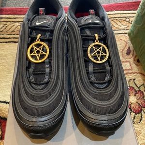 It’s Satan shoes for people you know the value of collection size 11 DM for deta